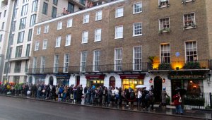 I was in Baker Street to get my hair cut, but here's the queue for the Sherlock Holmes Museum in Baker Street, at about three o'clock this afternoon... ;)